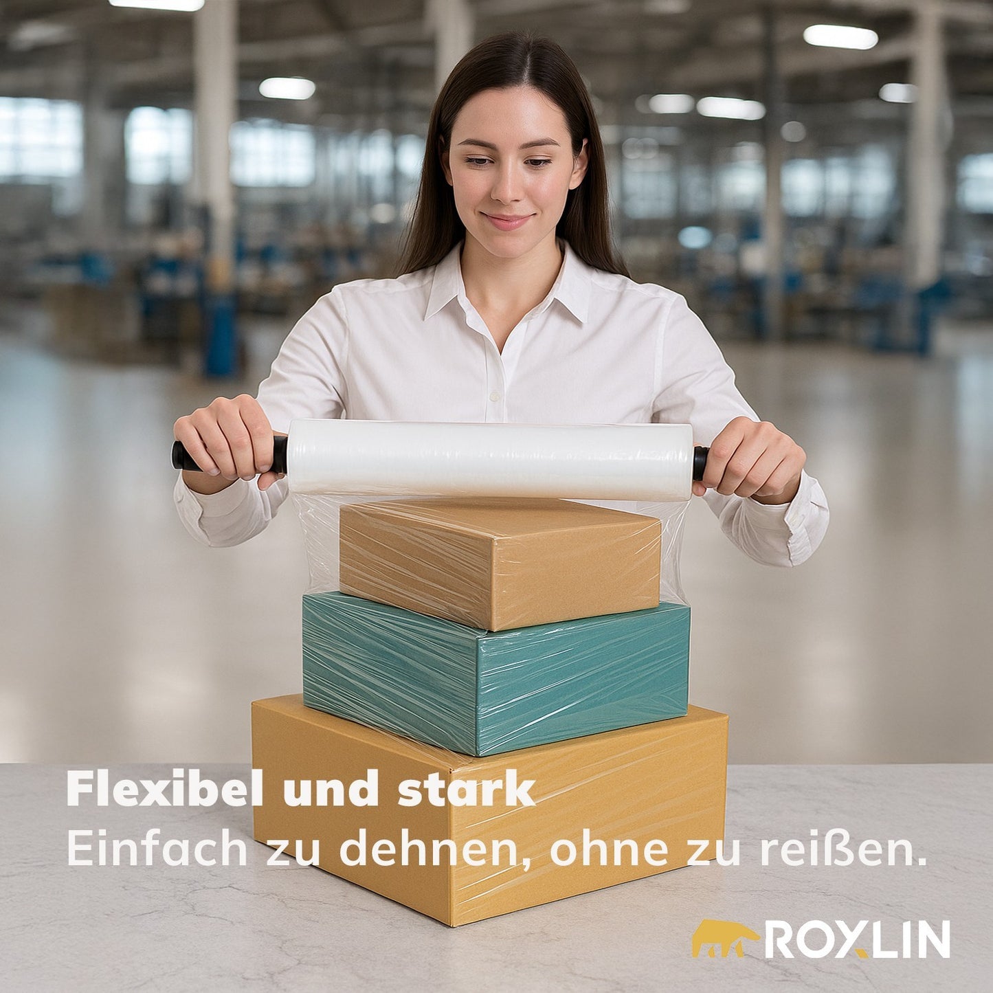 Frau umwickelt einen Karton mit Roxlin Stretchfolie – flexibel und stark, leicht zu dehnen