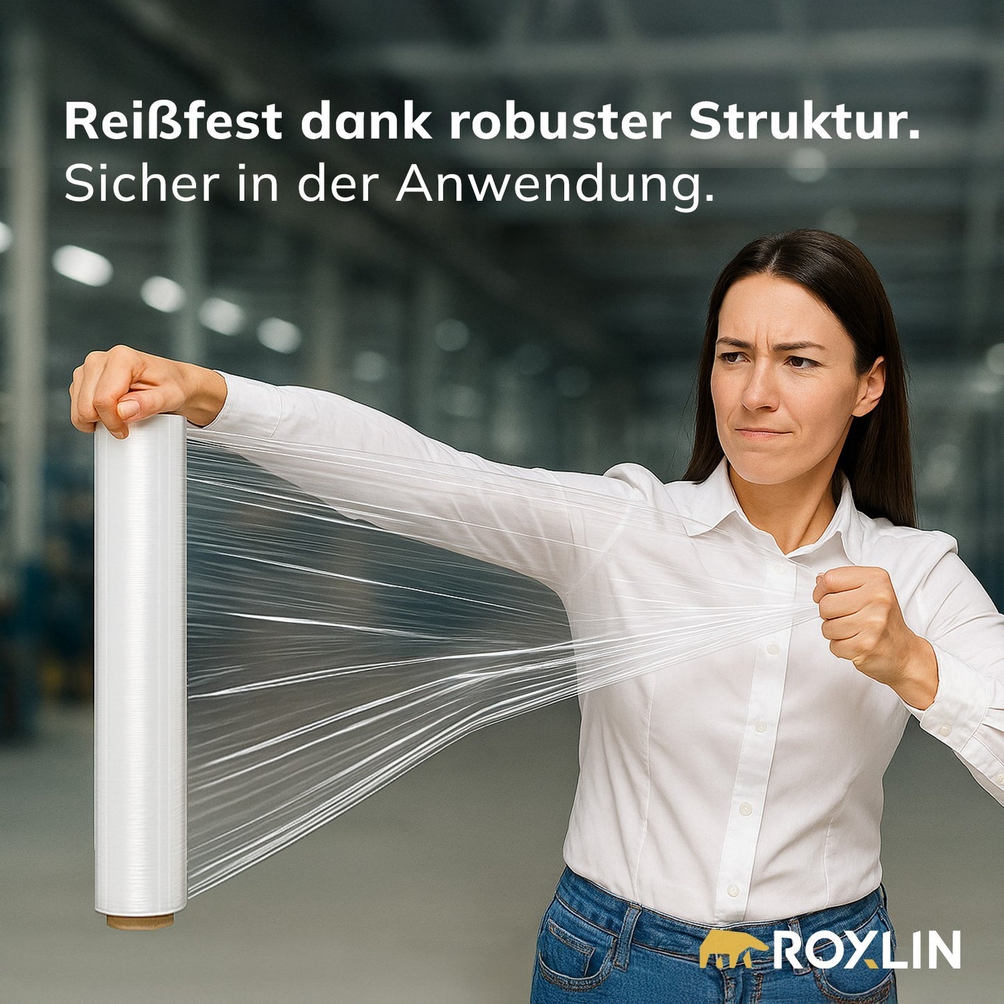 Frau wickelt Roxlin Stretchfolie ab – reißfest dank robuster Struktur