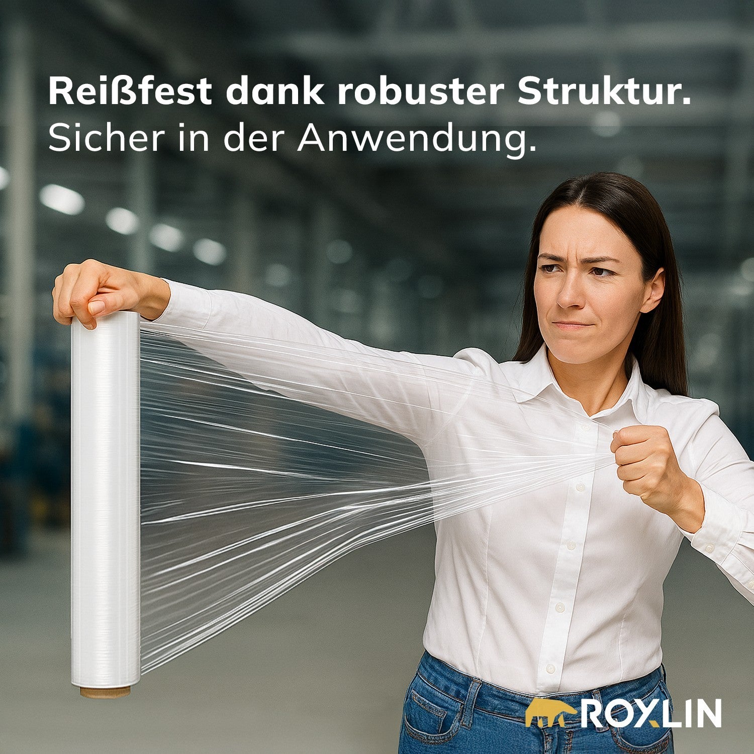 Frau wickelt Roxlin Stretchfolie ab – reißfest dank robuster Struktur