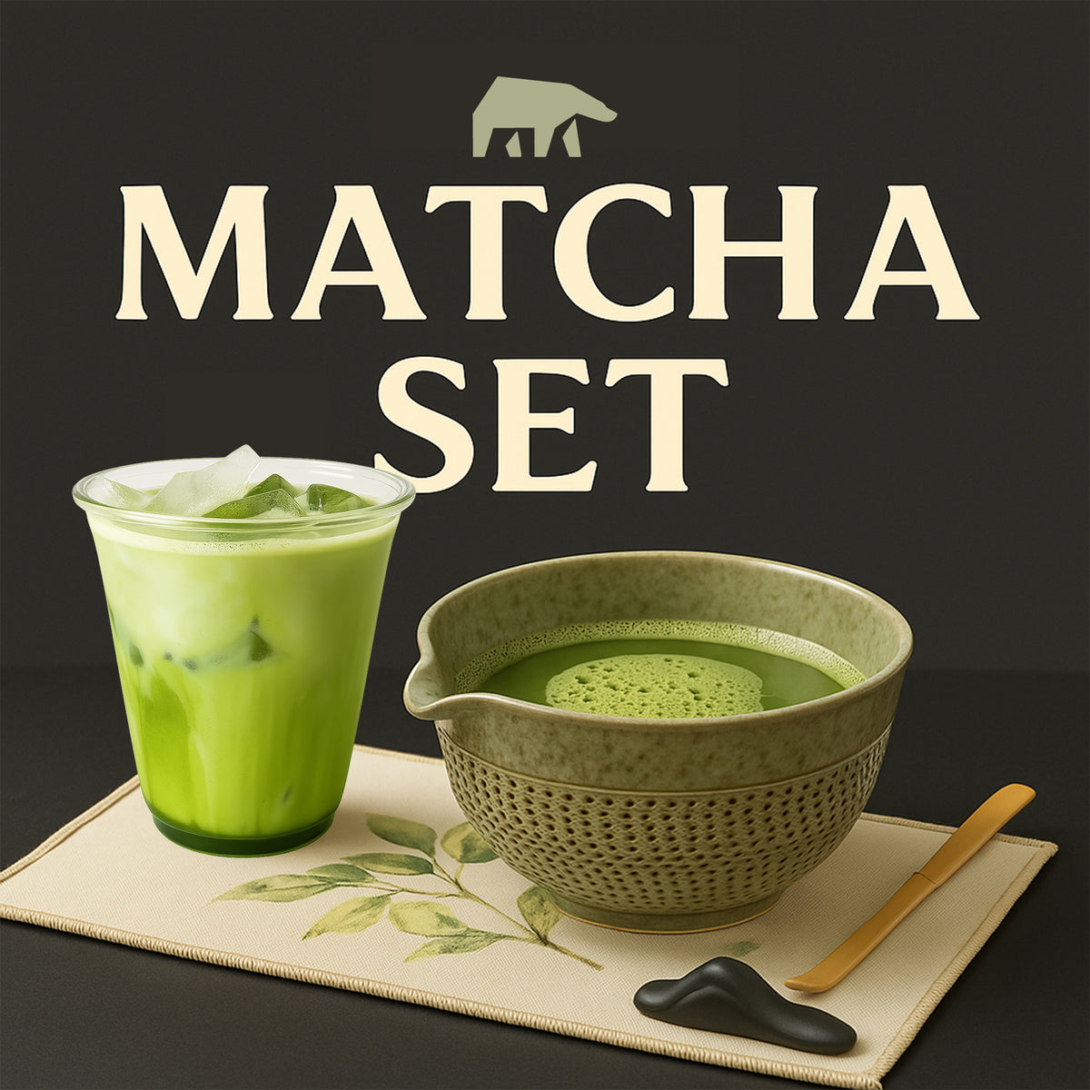 Grüne Roxlin Matcha-Schale mit aufgeschäumtem Matcha und Bambusbesen, Schriftzug Matcha Set
