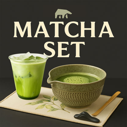 Grüne Roxlin Matcha-Schale mit aufgeschäumtem Matcha und Bambusbesen, Schriftzug Matcha Set