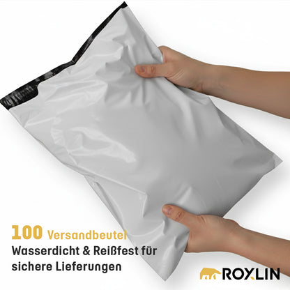 Hände halten einen Roxlin Versandbeutel – wasserdicht und reißfest für sichere Lieferungen