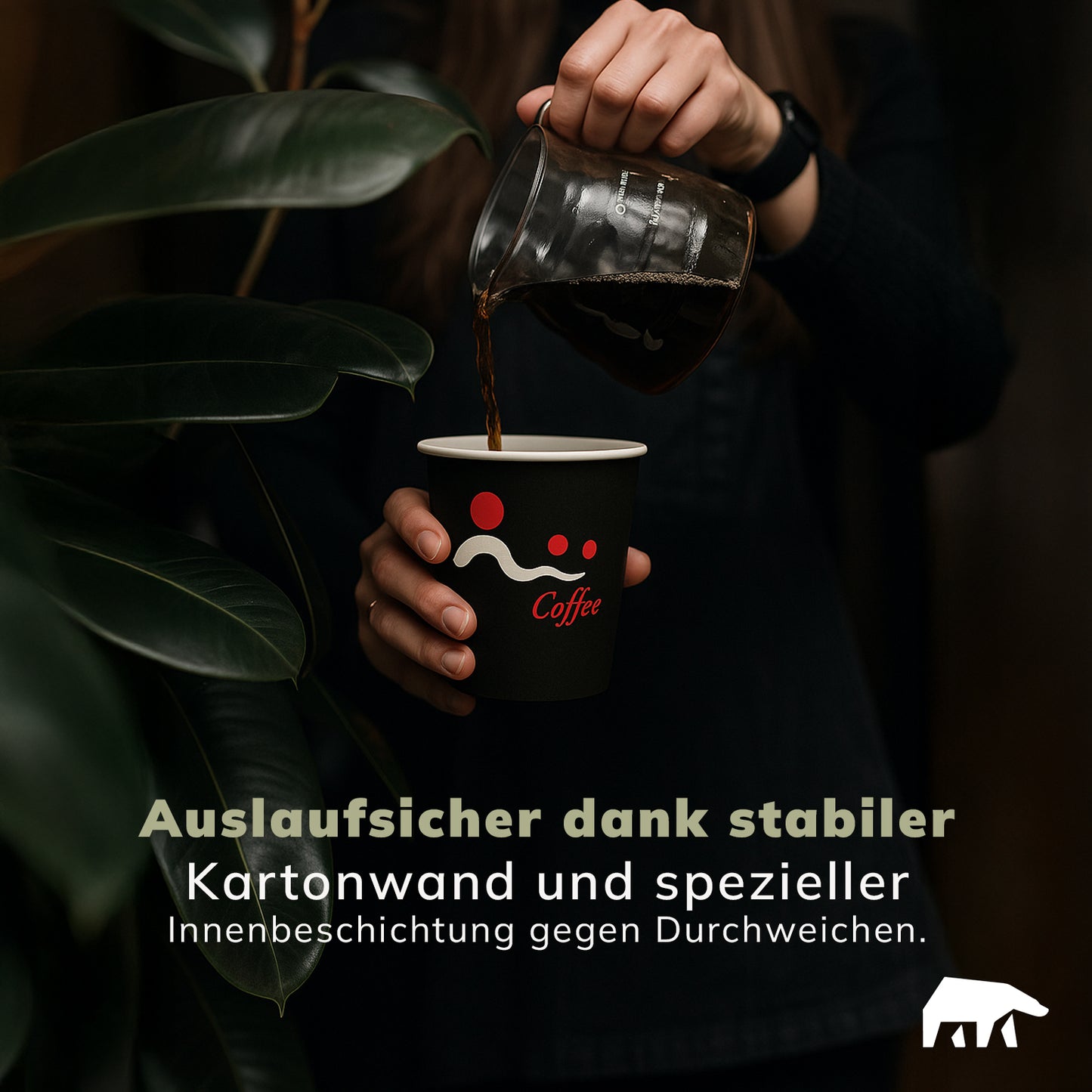 Hand hält Roxlin Kaffee-to-go-Becher – auslaufsicher dank stabiler Kartonwand