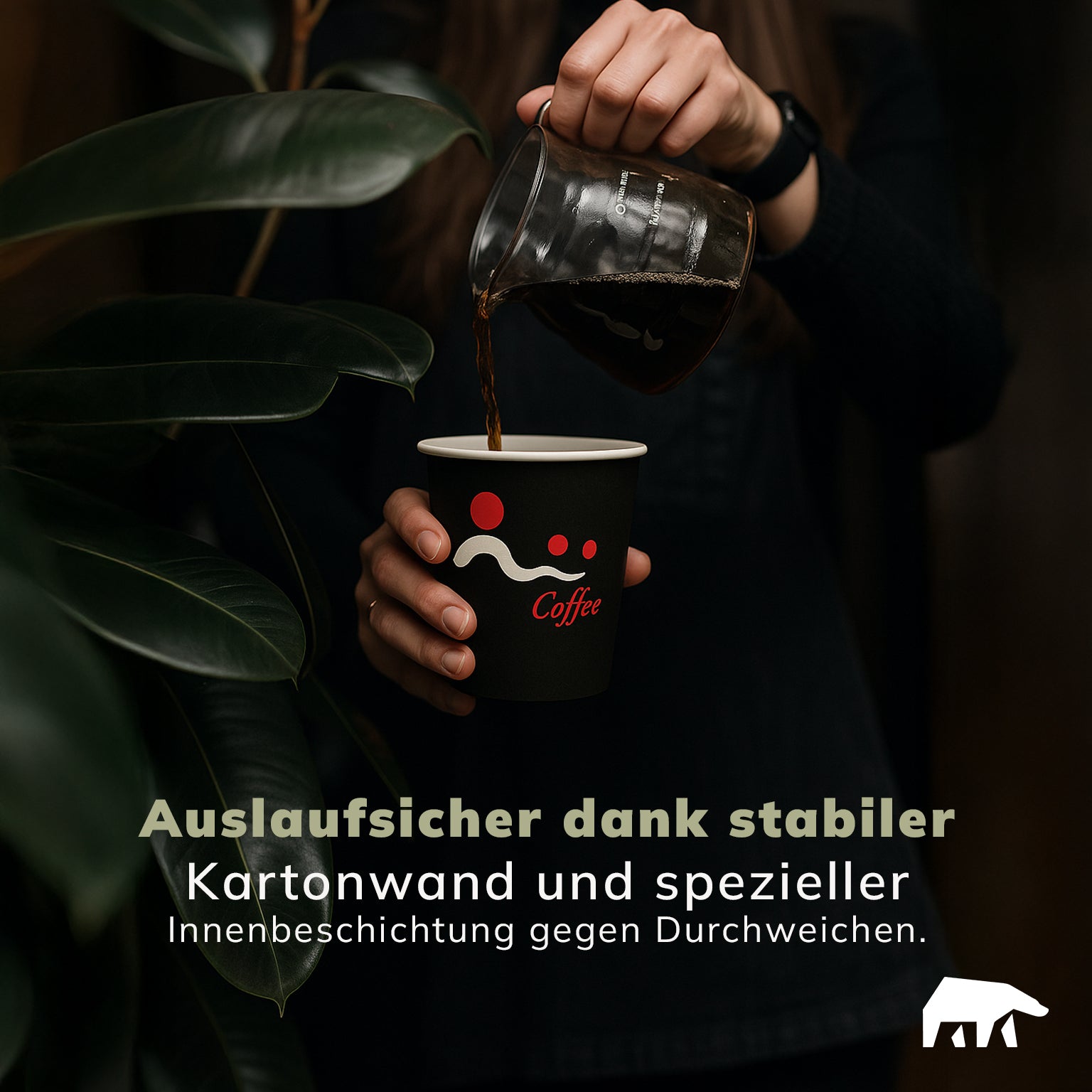 Hand hält Roxlin Kaffee-to-go-Becher – auslaufsicher dank stabiler Kartonwand