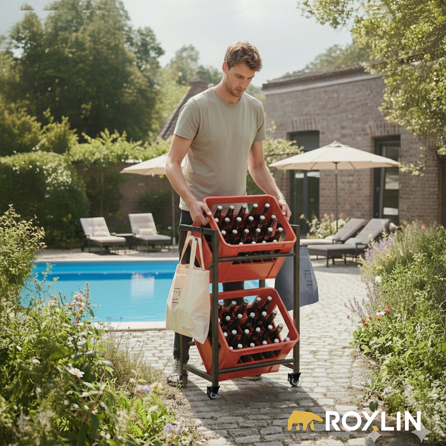 Mann schiebt das Roxlin Getränkekistenregal auf Rollen mit Bierkisten durch den Garten am Pool
