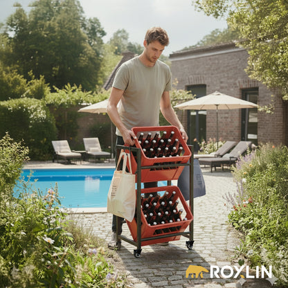 Mann schiebt das Roxlin Getränkekistenregal auf Rollen mit Bierkisten durch den Garten am Pool