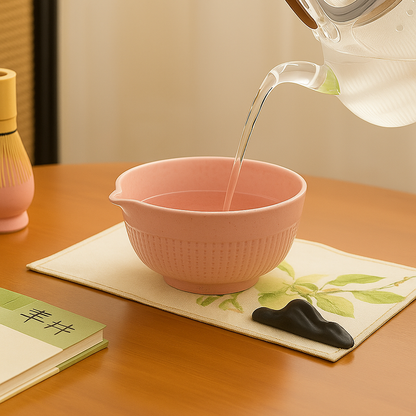 Rosa Roxlin Matcha-Schale aus Keramik auf einer Bambusmatte