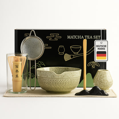 Roxlin Matcha Set 7-teilig komplett mit grüner Keramikschale, Bambusbesen und Zubehör auf Tafelhintergrund