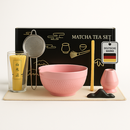 Roxlin Matcha Tea Set mit rosa Schale und Zubehör auf Tafelhintergrund
