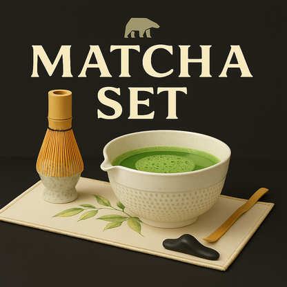 Weiße Roxlin Matcha-Schale mit frisch zubereitetem Matcha, Schriftzug Matcha Set