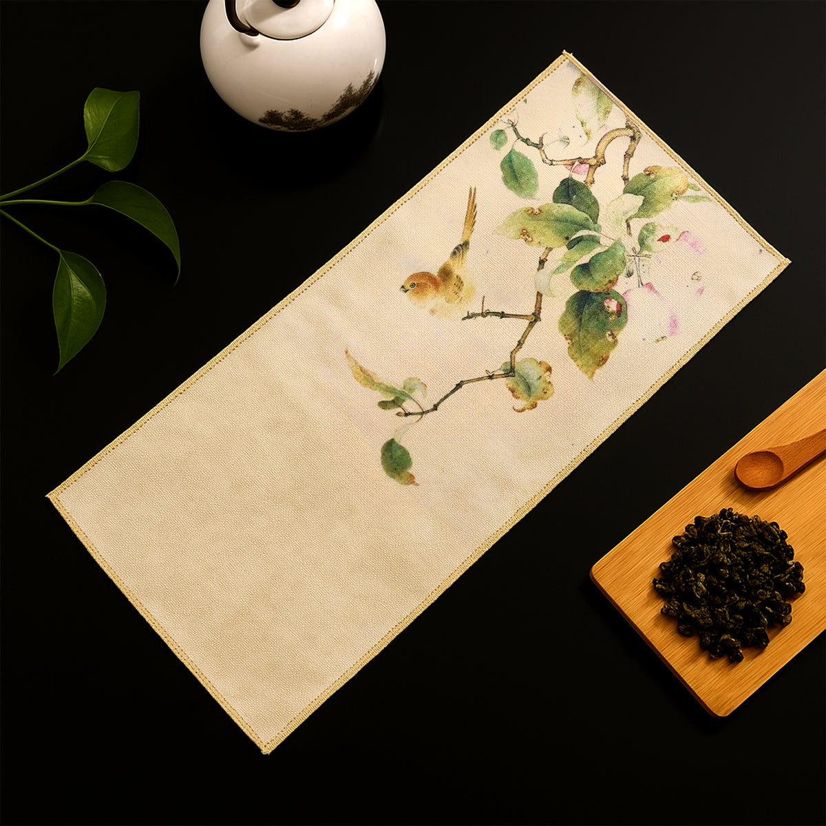Zubehör des Roxlin Matcha Sets auf dunklem Tablett – Schale, Bambusbesen, Löffel und Besenhalter